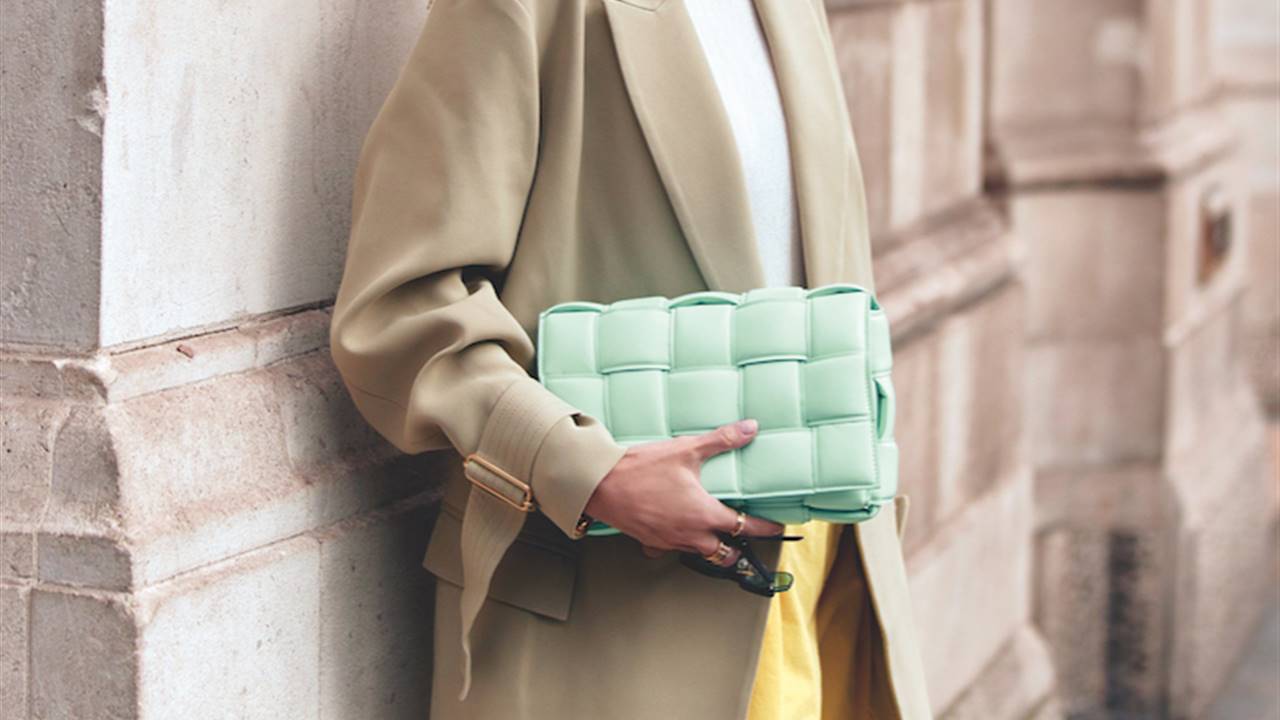 Endulza tus looks de invierno: 10 bolsos irresistibles en tonos pastel