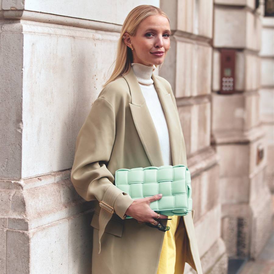 Endulza tus looks de invierno: 10 bolsos irresistibles en tonos pastel
