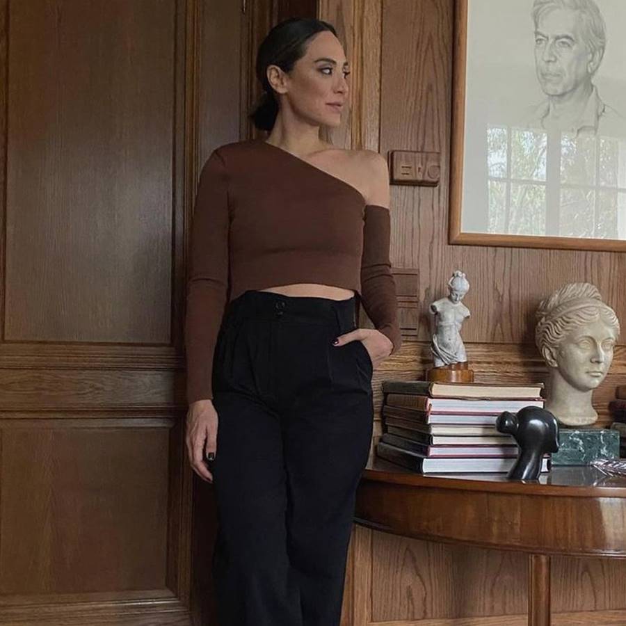 Top asimétrico y pantalón negro: el look diez de Tamara Falcó (por menos de 50 euros)