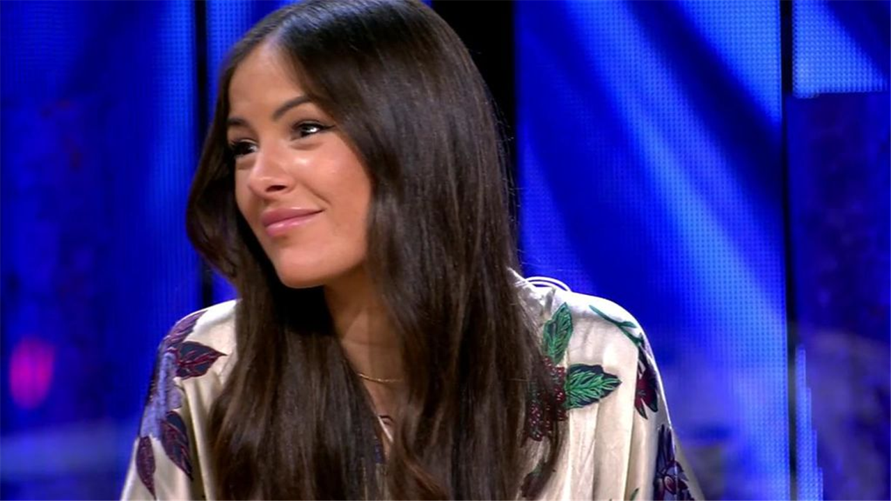 Melyssa Pinto y la túnica de Uterqüe que queda bien con falda y jeans (y que llevó al debate de "La Isla de las Tentaciones")