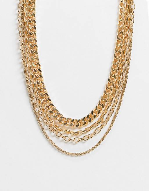 Collar dorado con diseño de cadenas combinadas a varias alturas