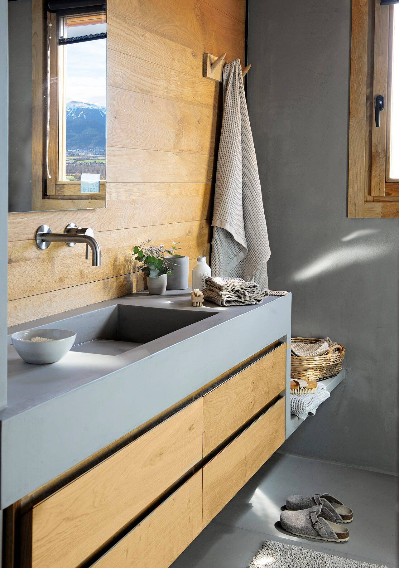 Baño moderno en gris y madera