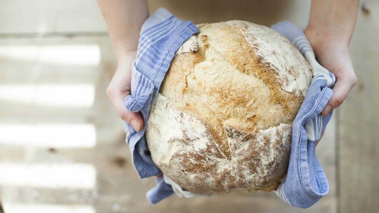 Cómo hacer pan casero: receta para principiantes fácil y rápida