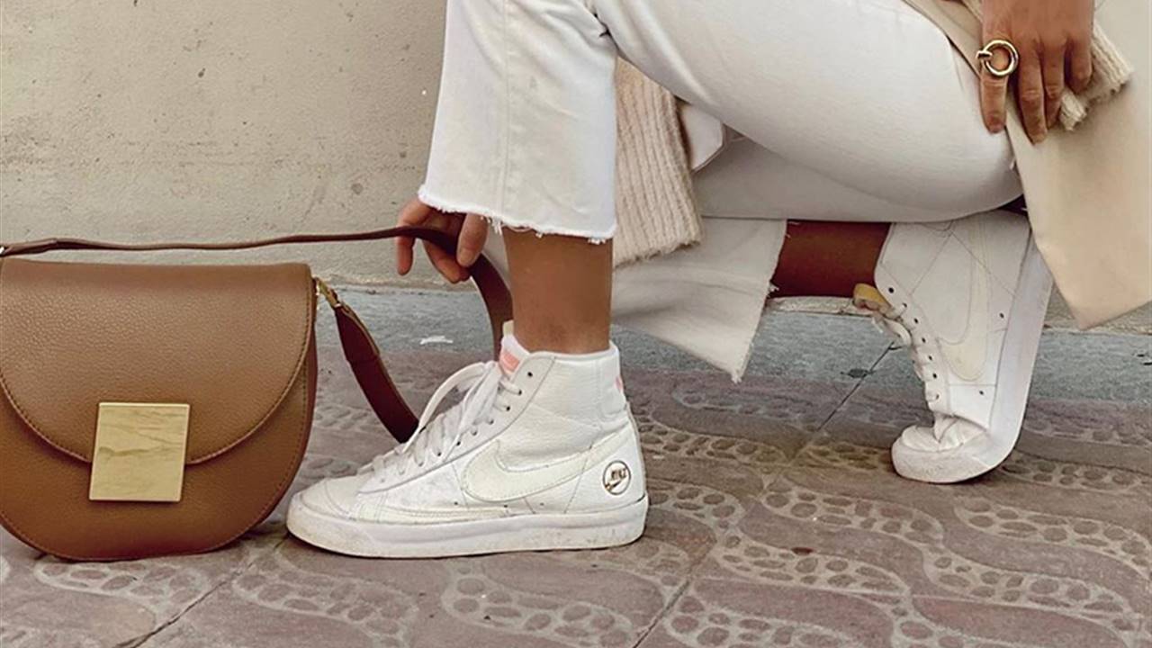 Estilo + 50: los mejores looks con zapatillas blancas y efecto rejuvenecedor