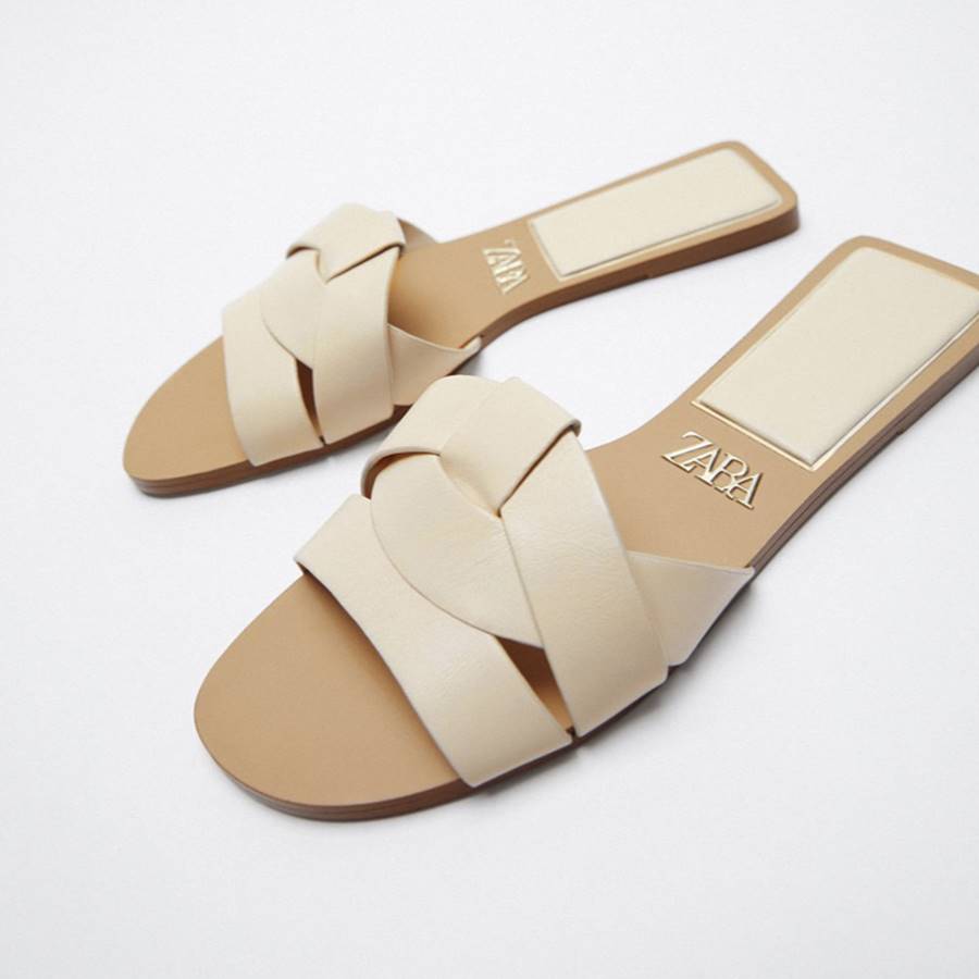Zara lo ha vuelto a hacer: vuelven sus sandalias planas virales en otro color