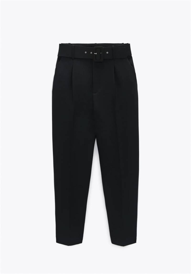 Pantalón negro con cinturón de Zara