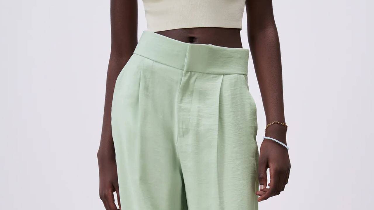 Este pantalón de Zara hace piernas infinitas y está disponible en 3 colores