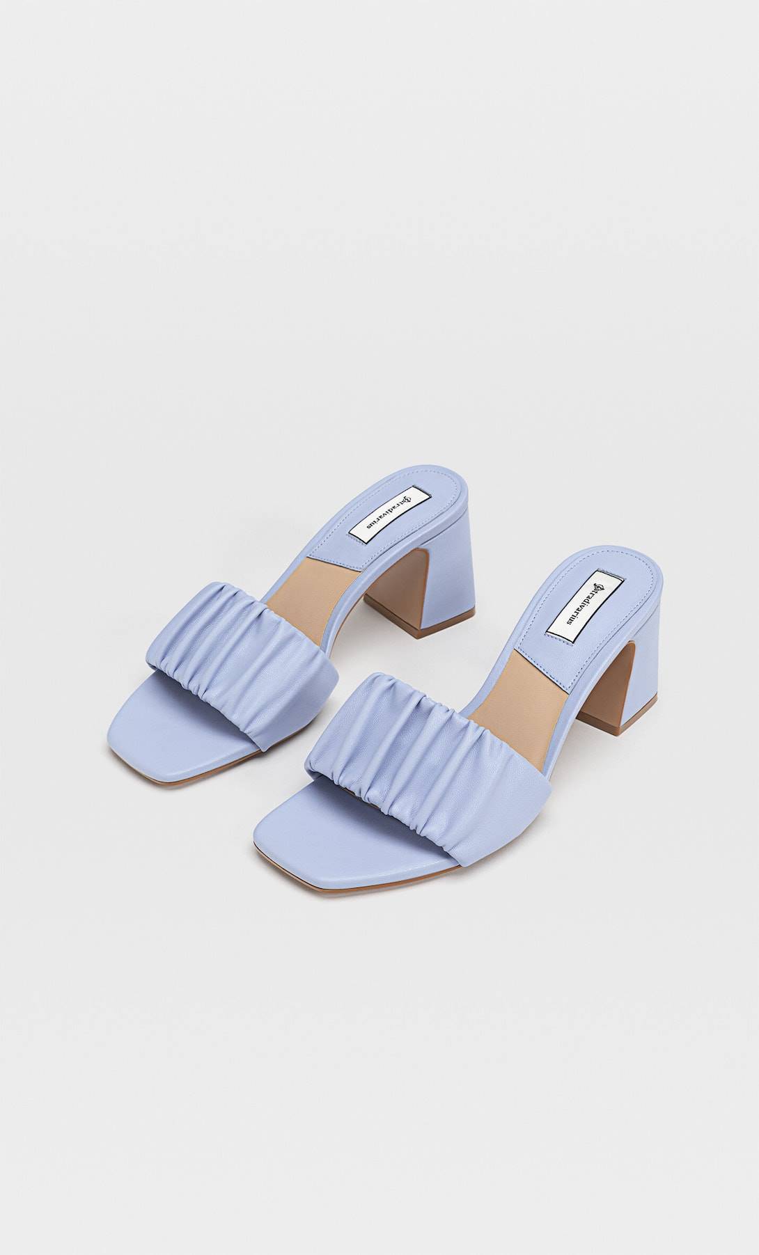 Sandalias azules rizadas