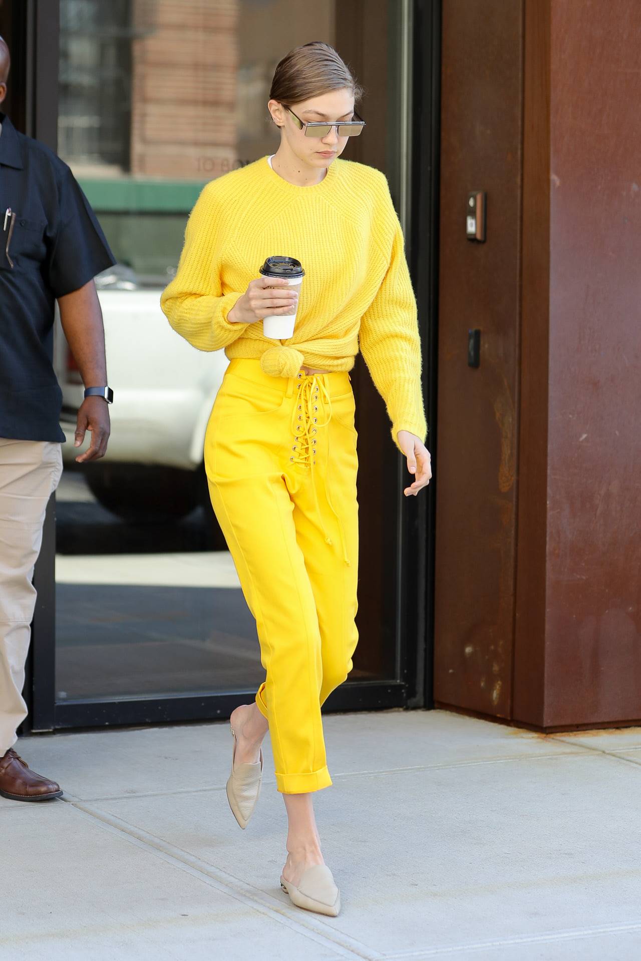 La modelo Gigi Hadid con un total look amarillo