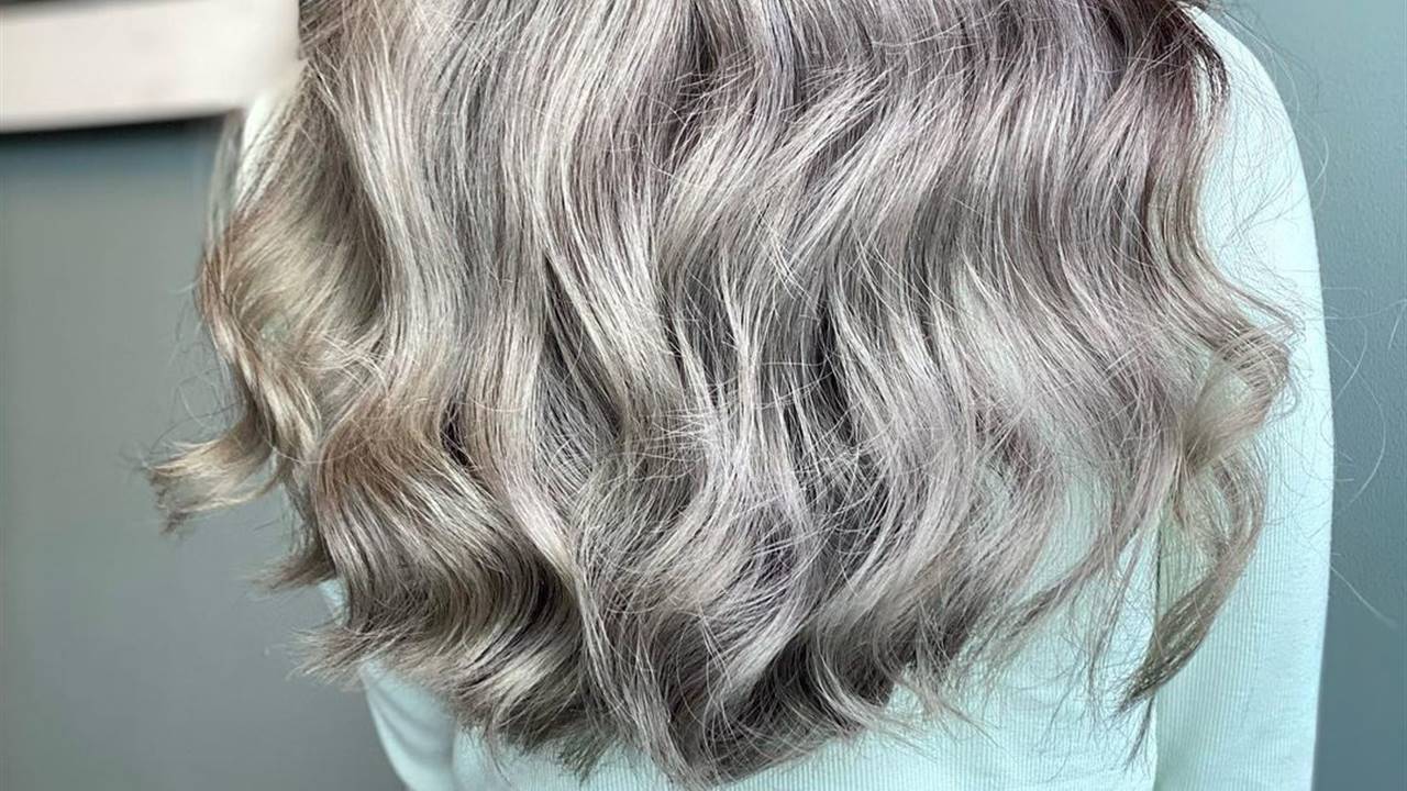 Grey blending: las mechas balayage para el cabello con canas