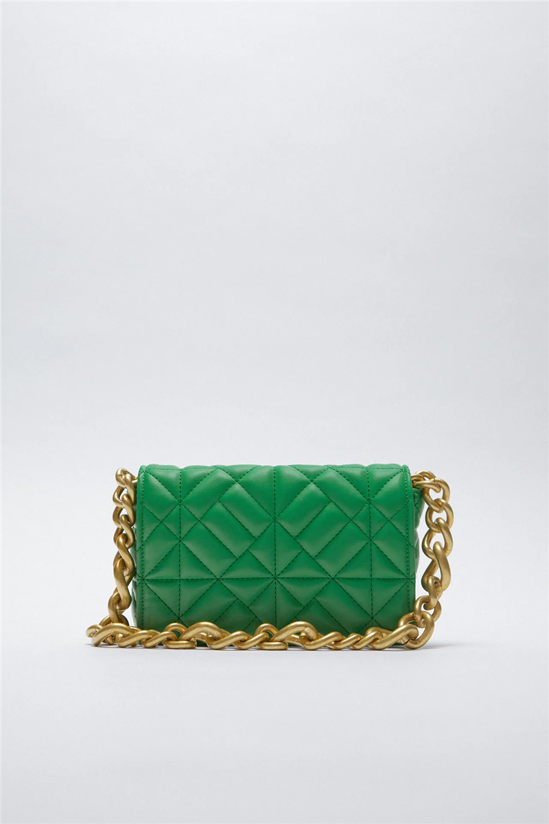 Bolso verde acolchado con cadena dorada de Zara primavera 2021