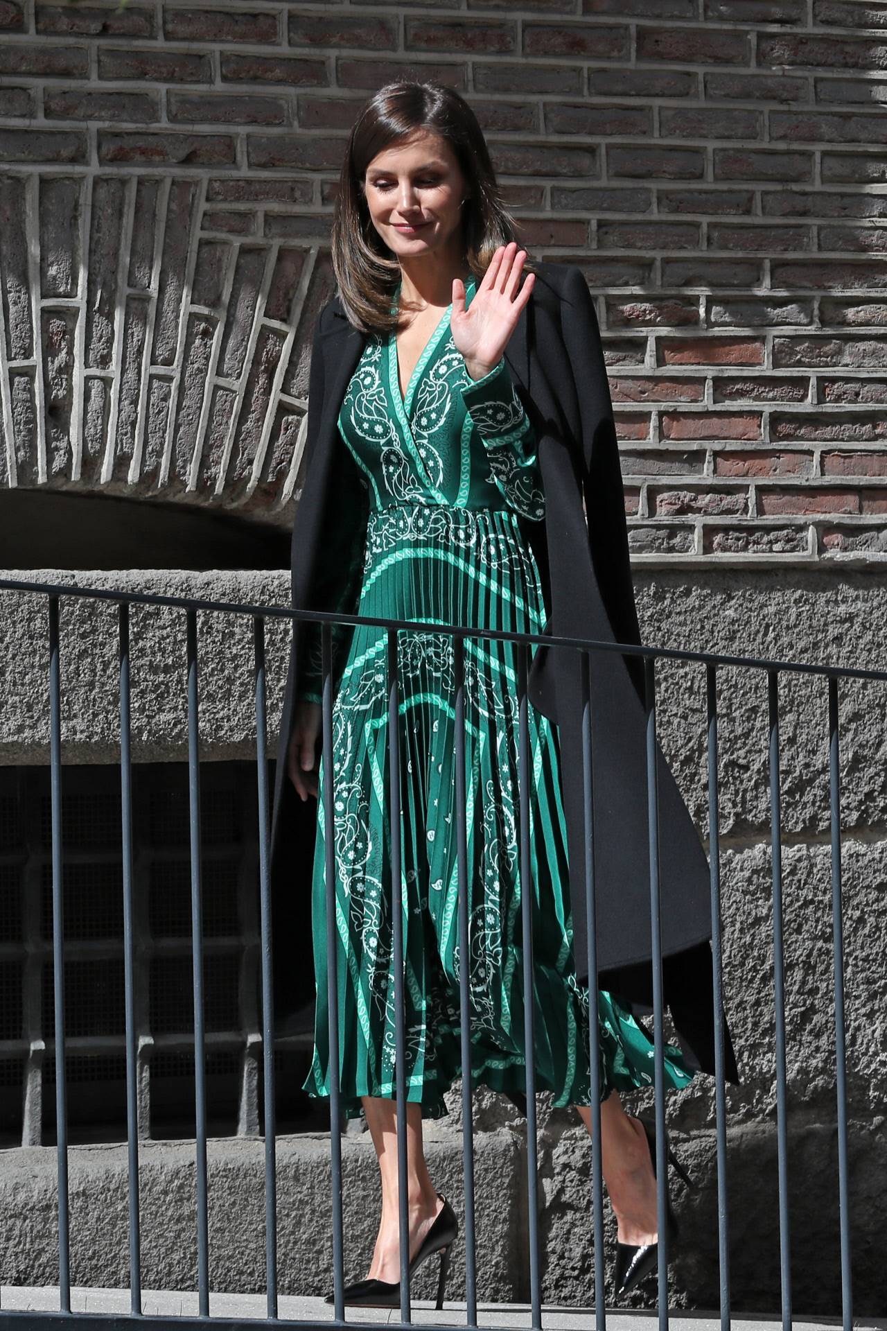 El look de la reina Letizia con vestido verde de Sandro