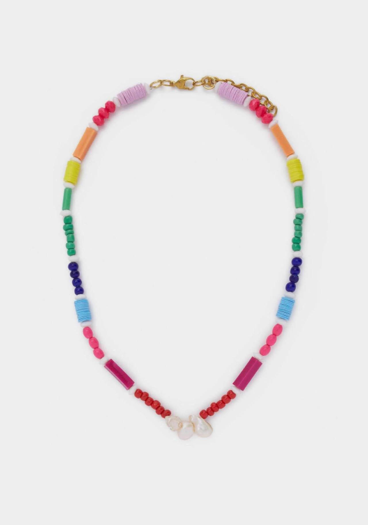 Collar arcoiris con tres perlas de Parfois