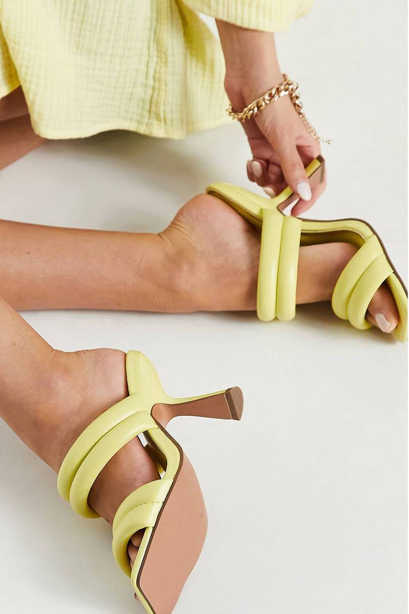 Sandalias amarillas