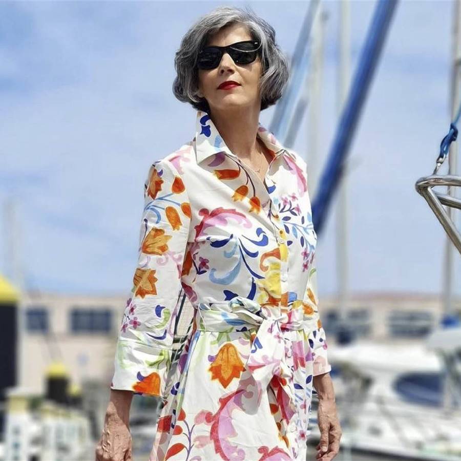 Los vestidos midi estampados que mejor sientan a las mujeres de más 50 años