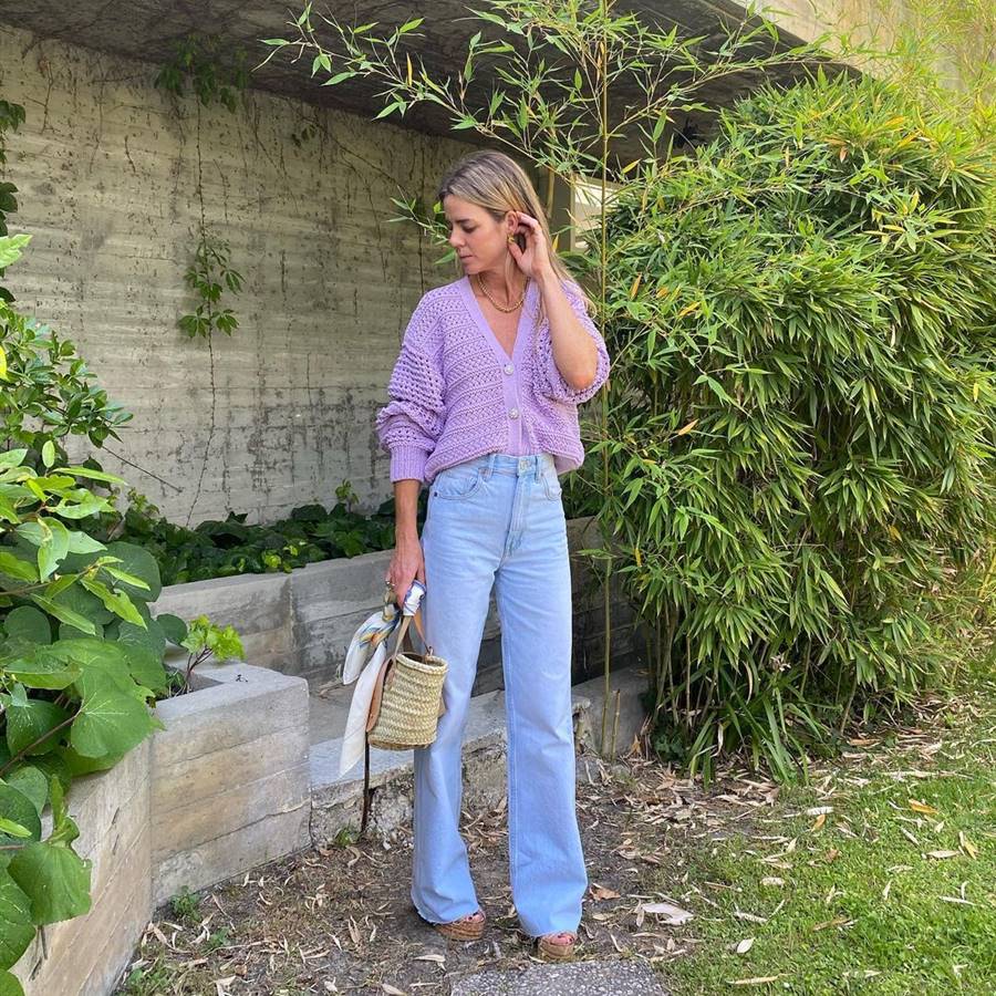 Amelia Bono ha fichado el cárdigan lila de Zara que combina con cualquier tipo de jeans