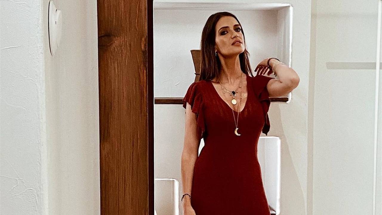 Sara Carbonero estrena look con el vestido midi que sienta bien a cualquier edad