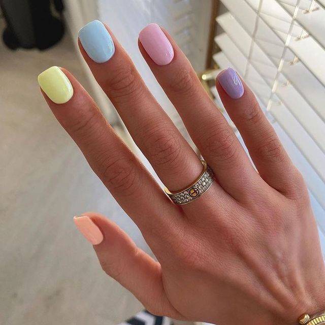 Manicura pastel rainbow nails