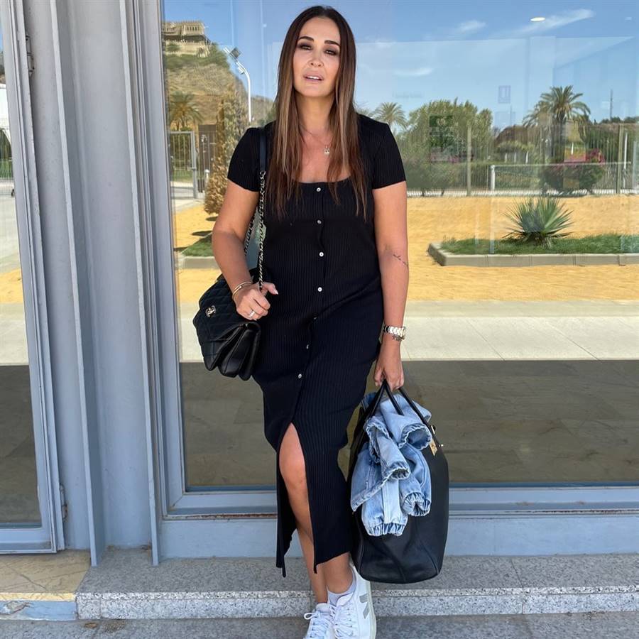 Vicky Martín Berrocal tiene la combinación perfecta: vestido negro y zapatillas blancas