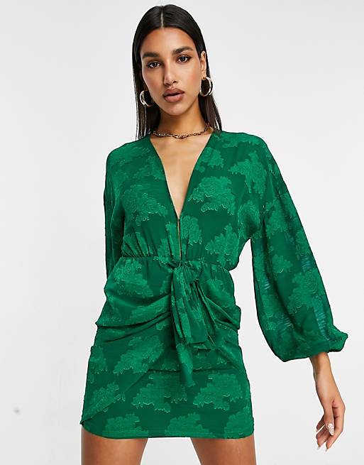 Vestido corto verde escotado con estampado jacquard y lazada de ASOS DESIGN