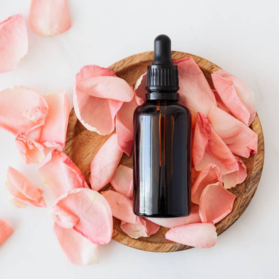Aceite de rosa mosqueta: cómo usarlo en cara y cuerpo 