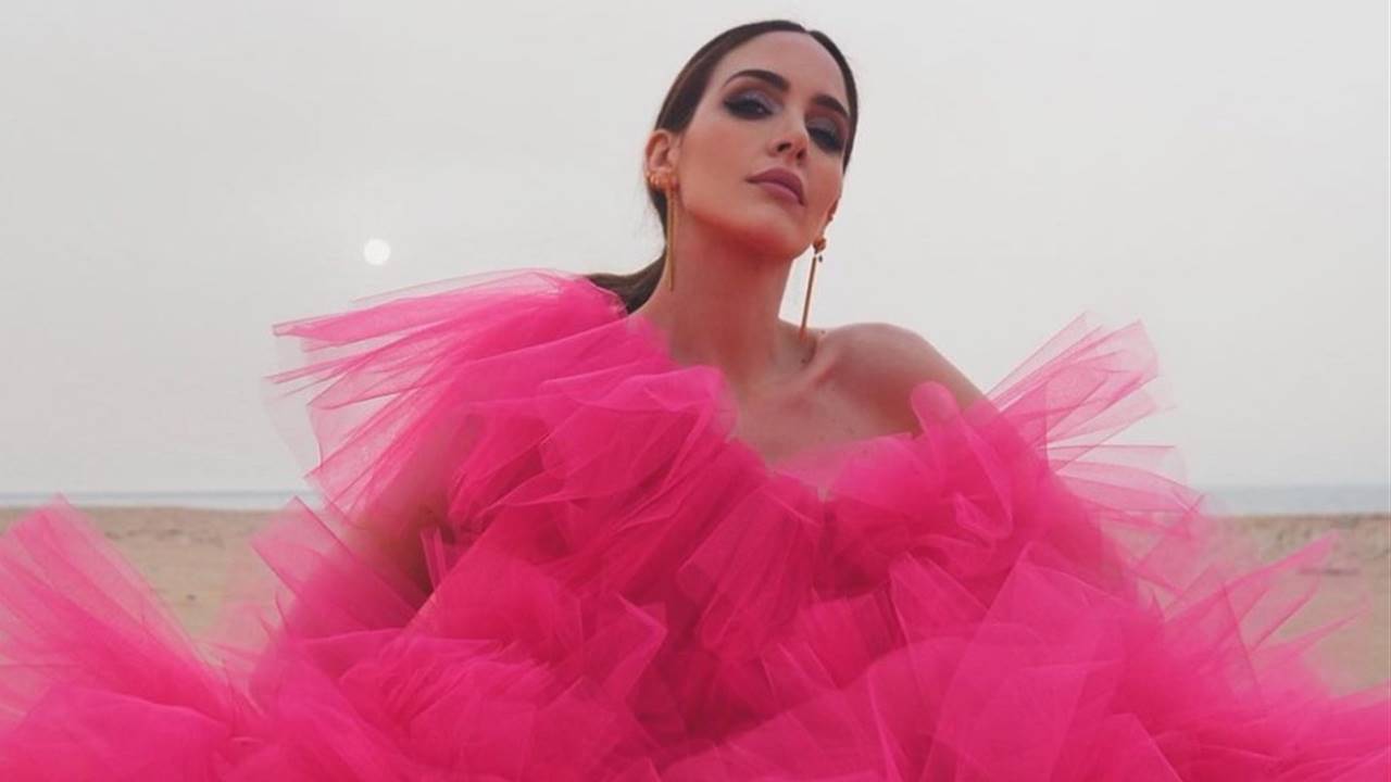La blusa fucsia viral de Rocío Osorno (y otras 3 opciones igual de bonitas y elegantes)