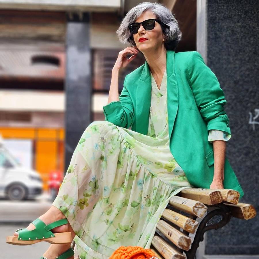 Look más 50: Carmen Gimeno combina con vestido largo los zuecos virales de Zara Kids
