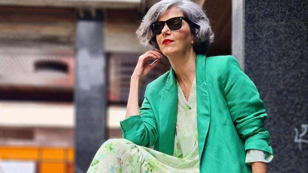 Look más 50: Carmen Gimeno combina con vestido largo los zuecos virales de Zara Kids