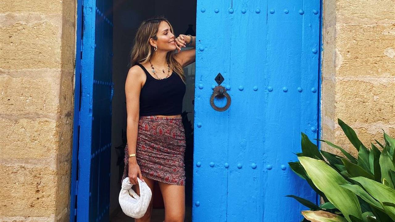 Rosanna Zanetti y su look con falda estampada y básicos que triunfa en Instagram