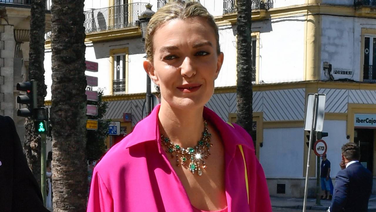 Marta Ortega deslumbra en Jerez con su look de invitada en color fucsia (de vestido camisero)