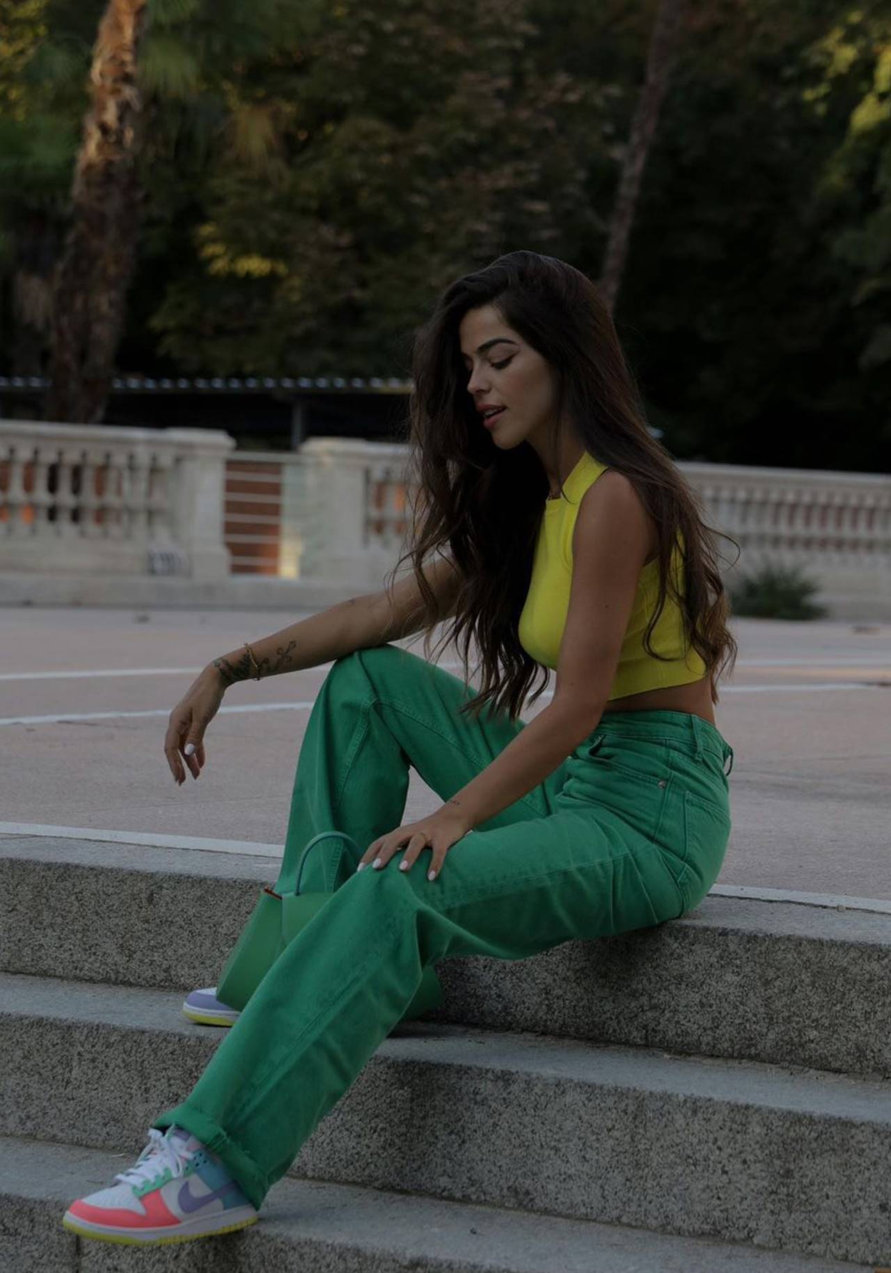 Look con pantalones verdes Zara 6