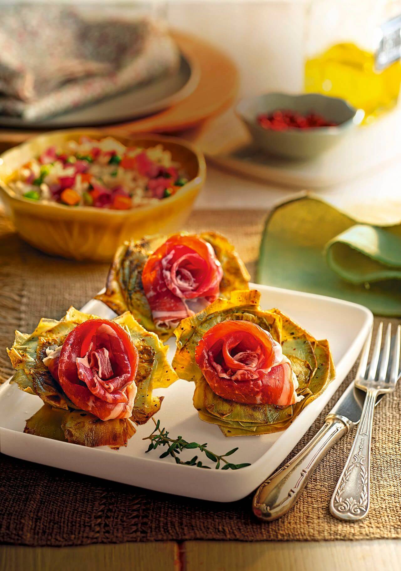 Pinchos y tapas otoño rosas de alcachofa con jamón