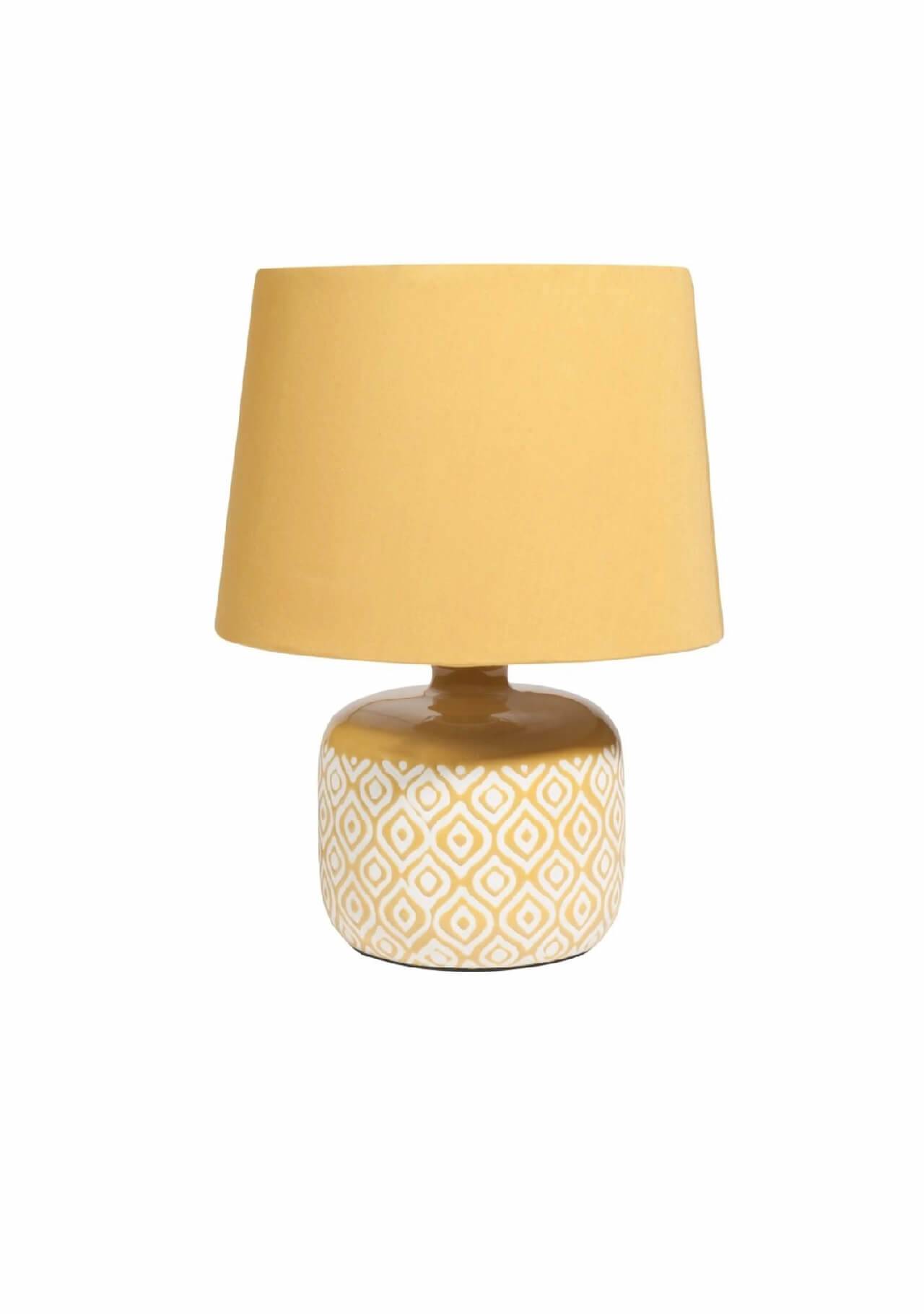 redecorar tu casa este otoño lámpara de cerámica amarilla Maisons du Monde, 16,99€