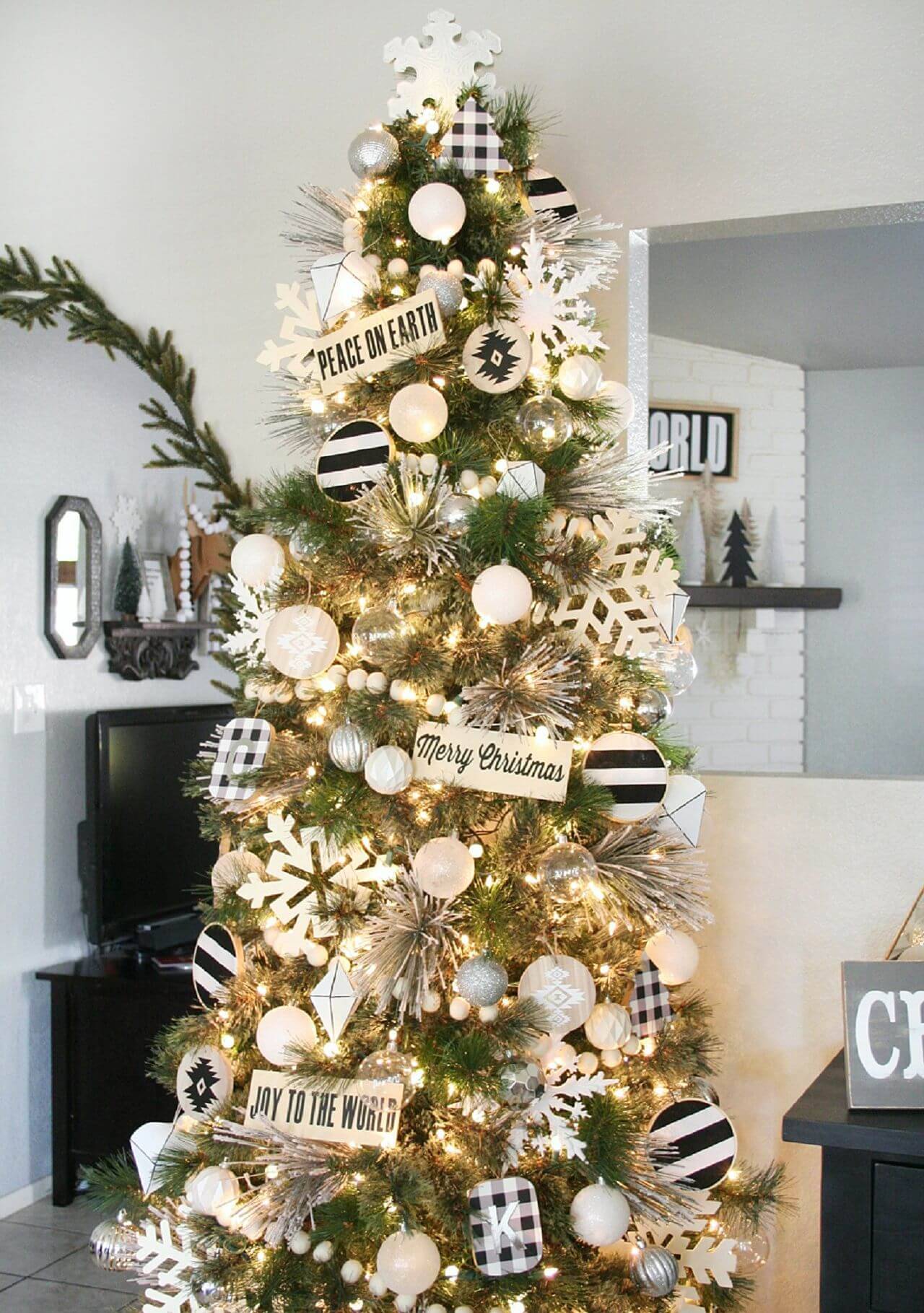 Árbol de Navidad decorado en blanco y negro