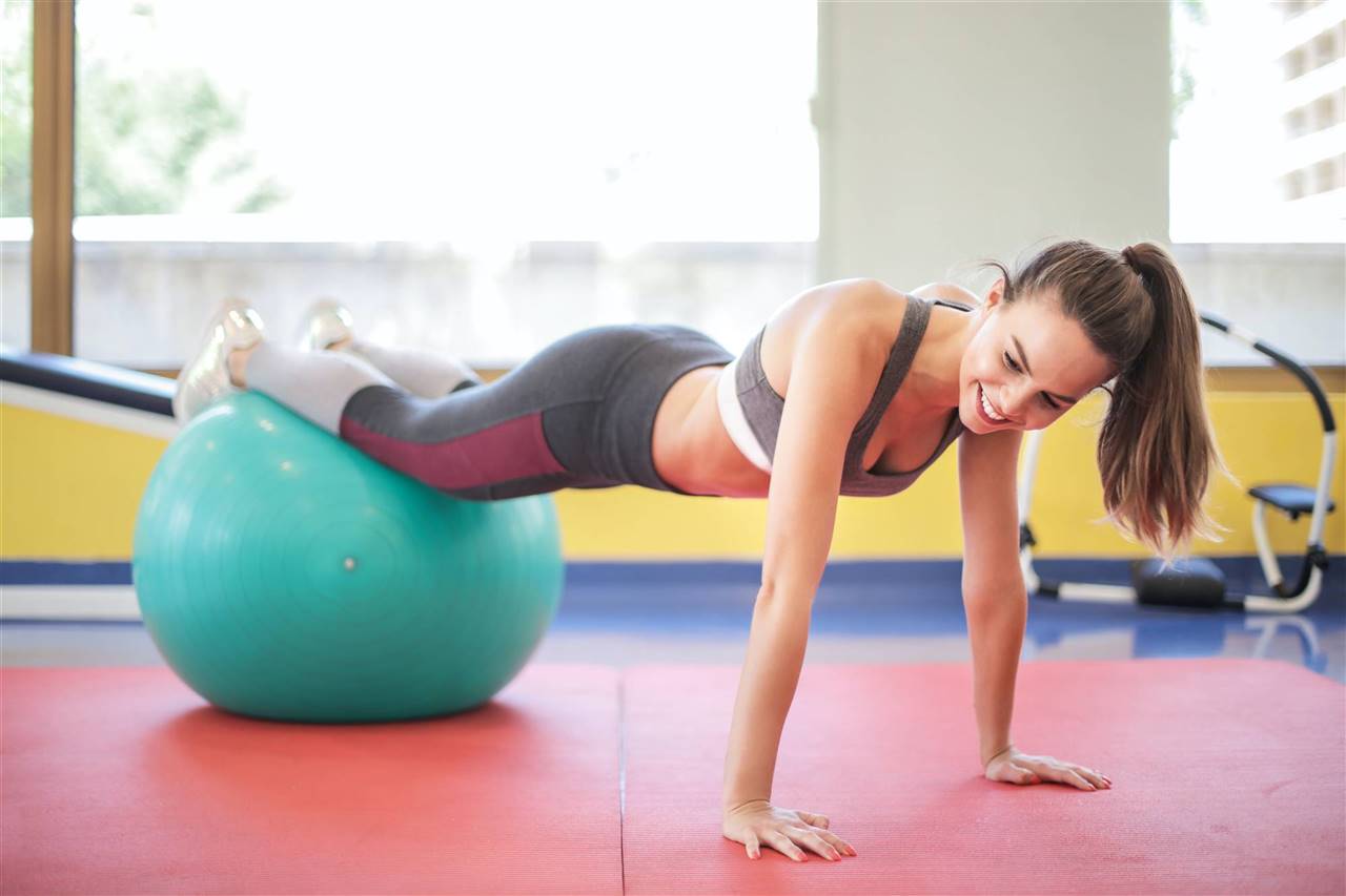 chica con fit ball horizontal