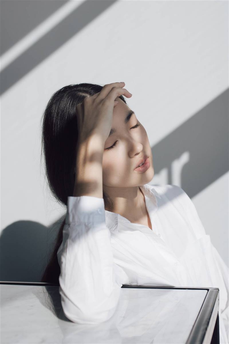 Chica japonesa camisa blanca ojos cerrados