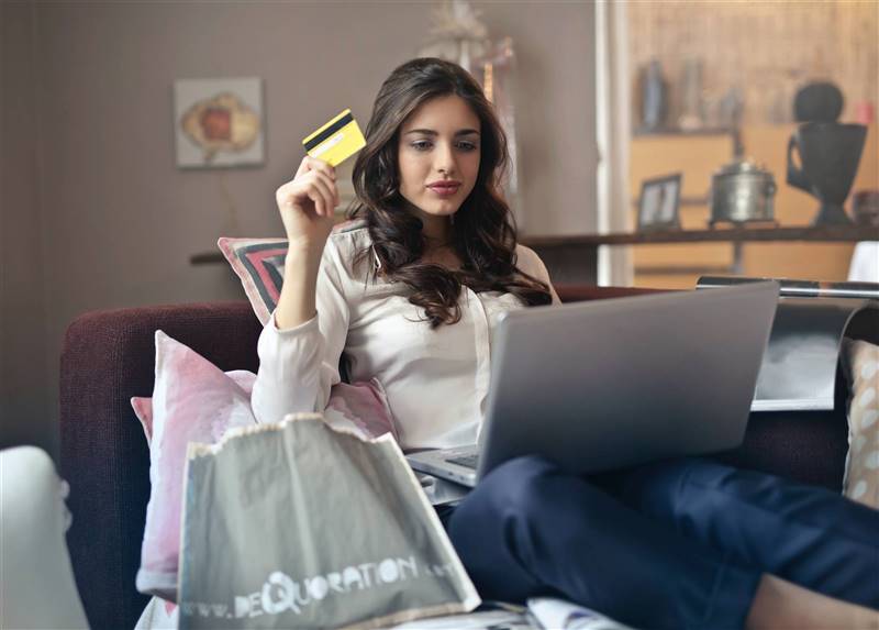 Chica comprando con ordenador y tarjeta de credito