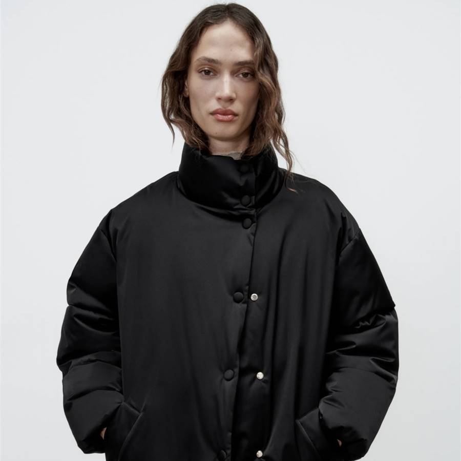 Esta chaqueta acolchada, agotadísima en Zara EEUU, está disponible en España a la mitad de precio