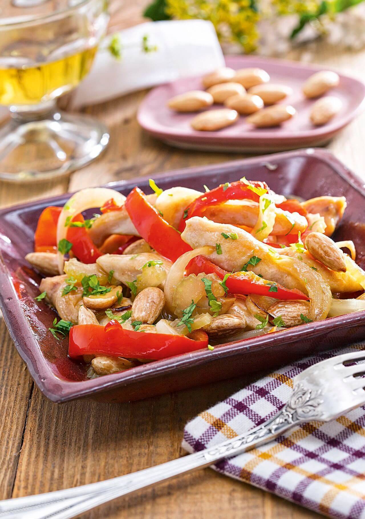 recetas saludables tiras de pollo con verduras y almendras