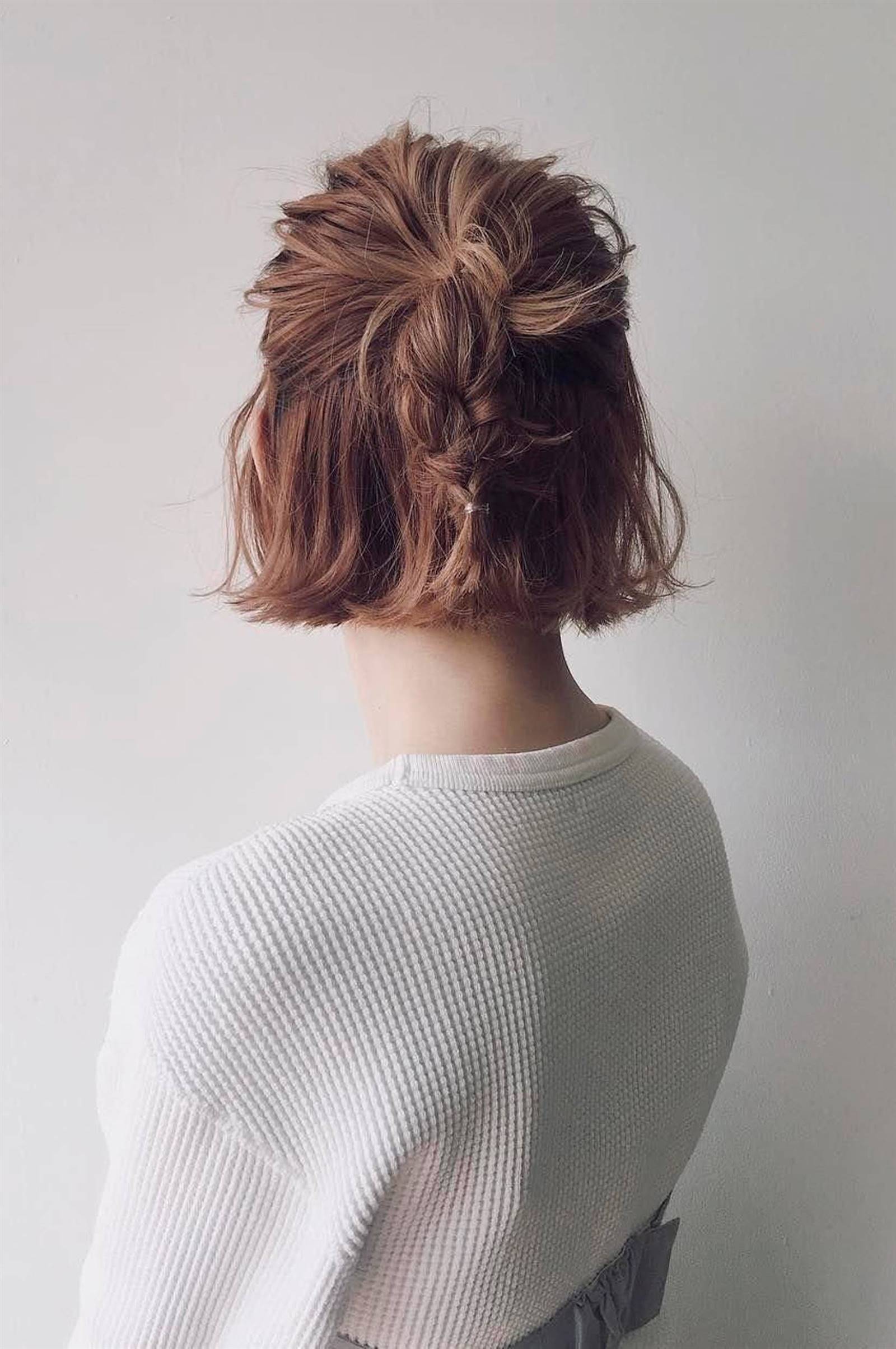peinados-y-cortes-de-pelo-corto-2022-semirrecogido-Pinterest