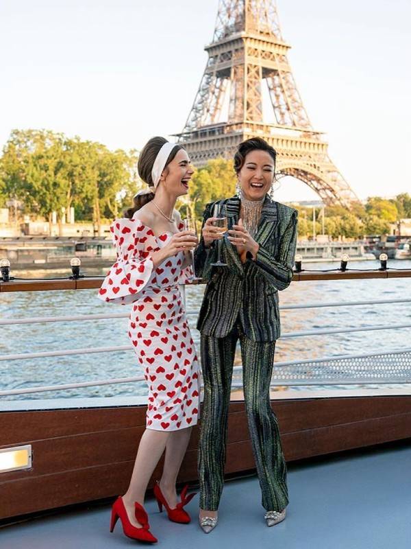 Emily y Mindy en un evento frente a la Torre Eiffel