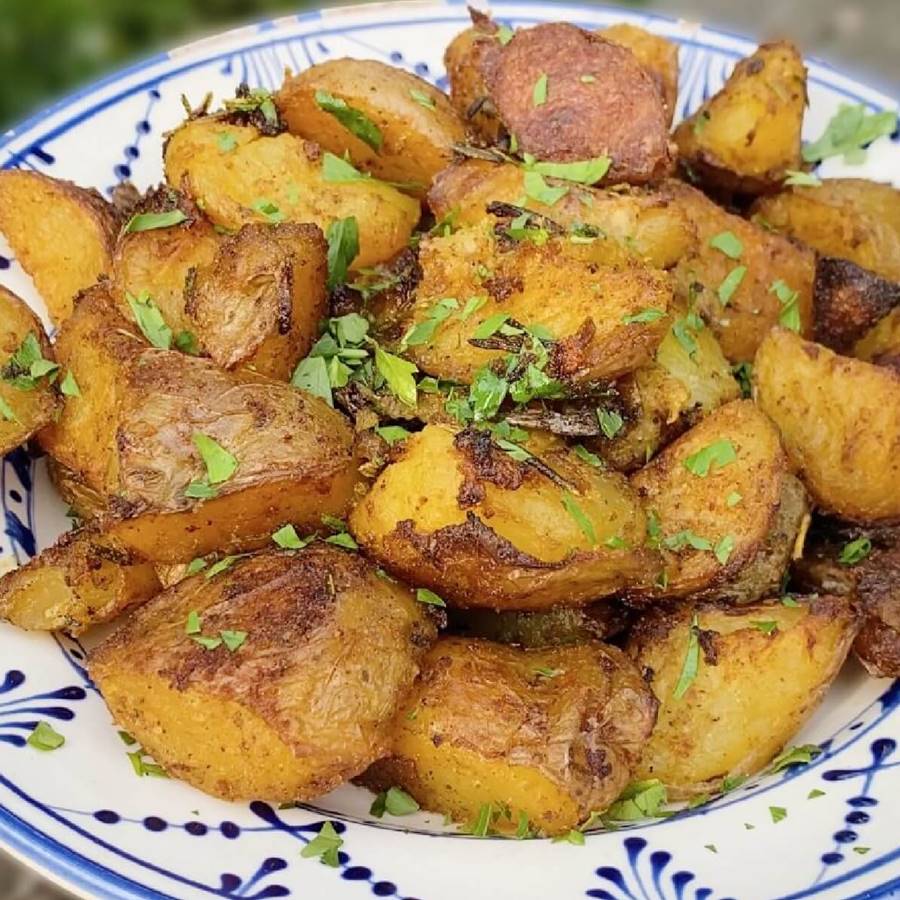 Patatas al horno crujientes: este es el truco viral que ya han puesto en práctica las famosas para conseguir un resultado de restaurante ¡y que además es saludable!
