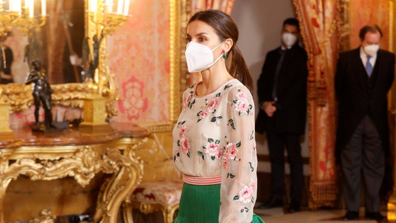 ¿Por qué debería la Reina Letizia seguir rescatando vestidos vintage de alta costura del armario de Doña Sofía?