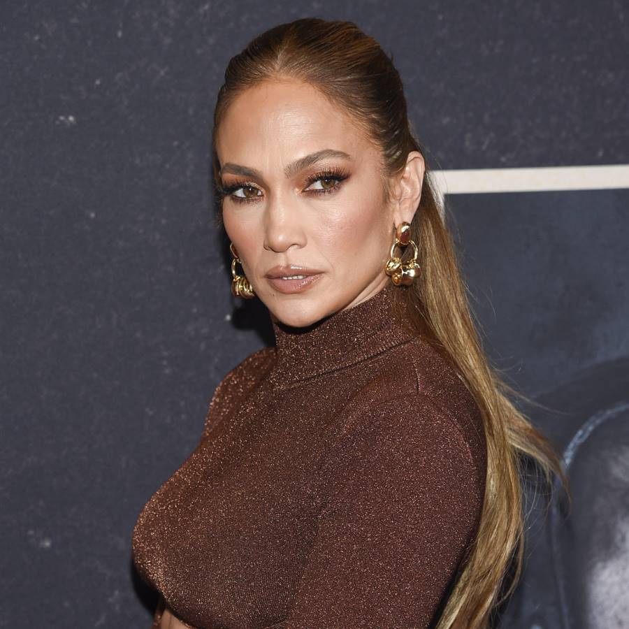 Jennifer Lopez nos crea una nueva necesidad con el abrigo más chic que quita años y queda genial con botas altas. ¡Tenemos 5 clones low cost! 