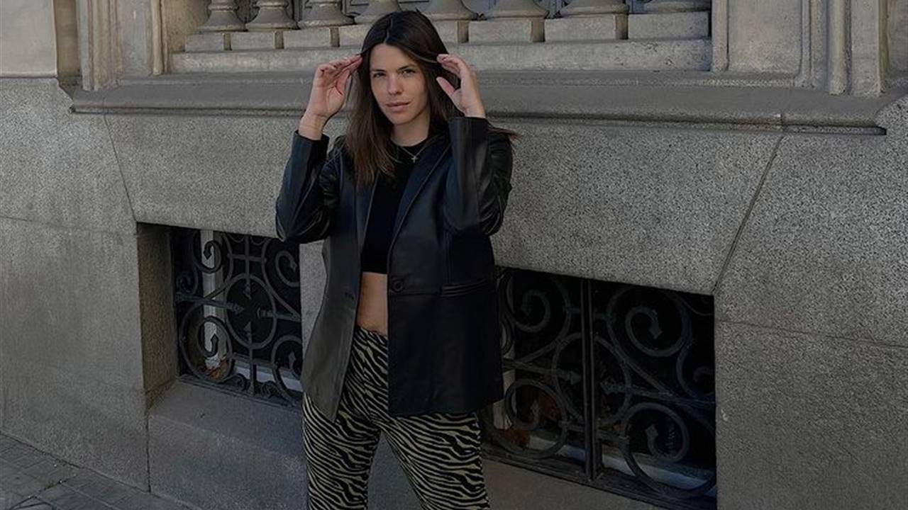 Laura Matamoros ya tiene el pantalón estampado de Zara que puedes llevar a los 30 o con más de 50 en looks 24/7