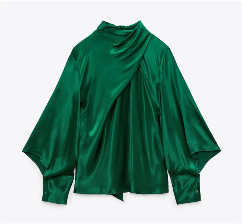 Blusa verde satinada de Zara