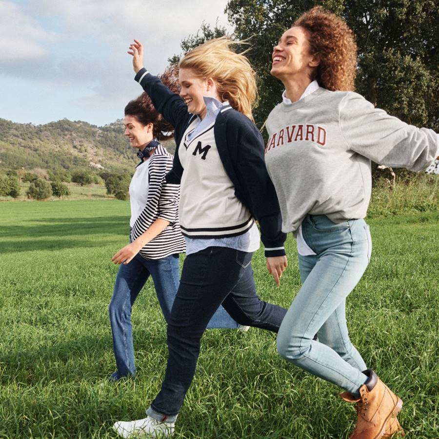 4 looks de entretiempo con jeans modernos y sostenibles para mujeres de 30, 40, 50 o 60 años