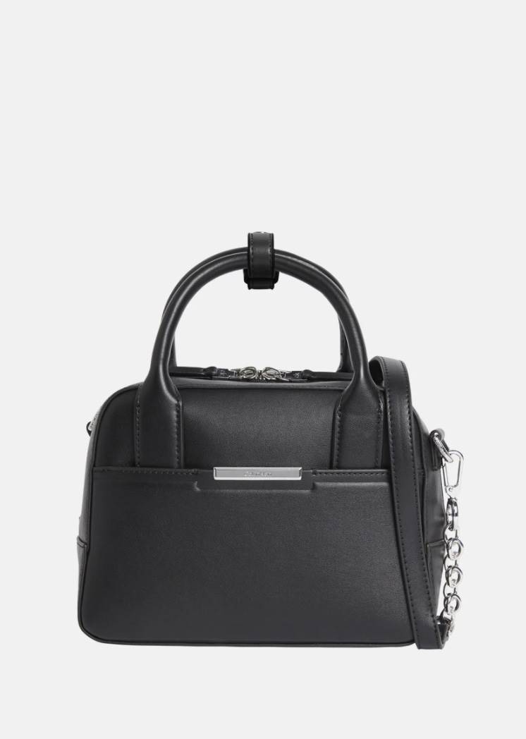 Bolso negro con asa extraíble de Calvin Klein
