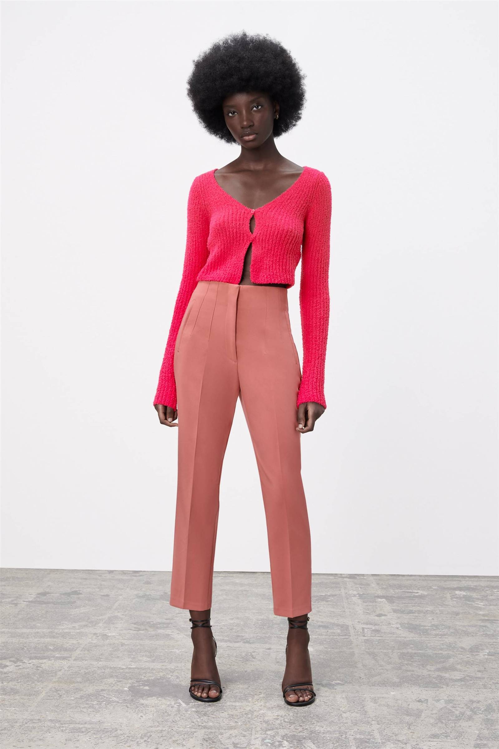 Pantalón rosa tobillero de Zara