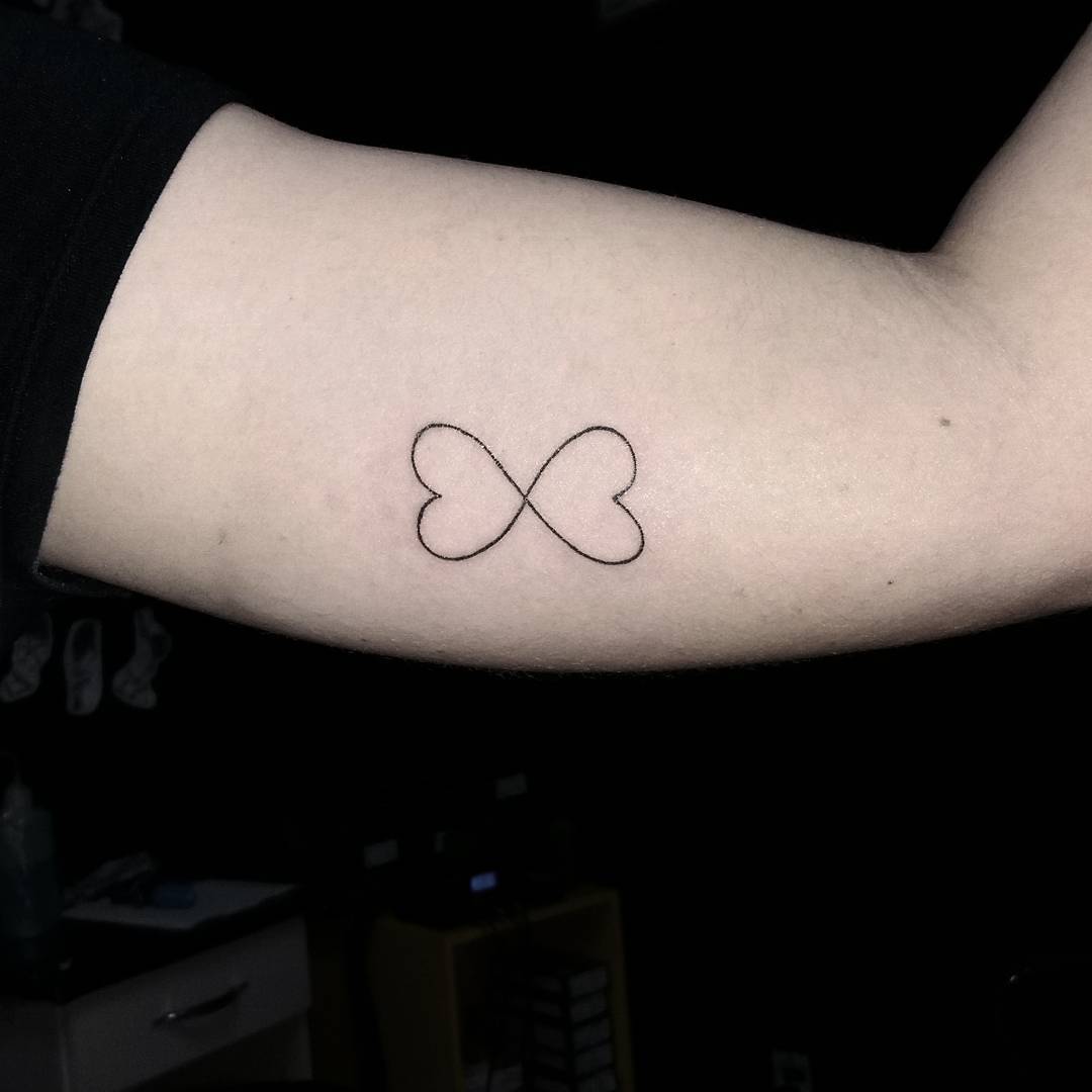 Tatuaje con símbolo de infinito